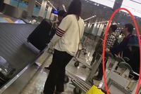王思聪与女性友人同飞新加坡 全程亲自帮提行李超贴心