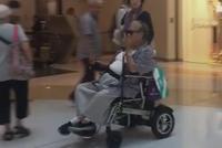 67岁洪金宝坐电动轮椅现身商场 夫人确认无障碍后转身离开