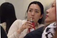 网友偶遇54岁巩俐路边素颜吃米线 再婚后状态极佳太冻龄