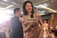 董璇与高云翔离婚后现身 穿高叉裙秀身材笑容自信大方
