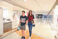 熊黛林挽手老公逛街显恩爱 穿紧身牛仔裤美腿修长