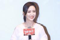佟丽娅现身成都宣传新片 穿白衫黑裙显知性优雅