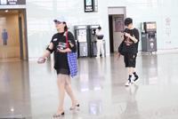 大张伟罕见与妻子同框沉迷玩手机 两人分开走毫无交流