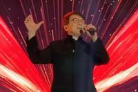 成龙被伴舞小武僧不小心飞踹一脚 忙躲闪反应超快继续演出