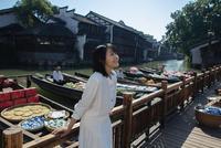 49岁刘若英久违营业现身江南水乡 白衣飘飘韵味十足