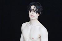 舔屏!李栋旭拍大片脱衣展示美好肉体 宽肩细腰比例绝美