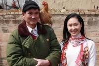 于文华系丝巾与朱之文合影 “大衣哥”笑容憨厚淳朴