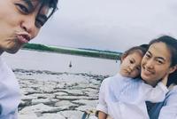 会玩!陈冠希镜面反射同框妻女 秦舒培怀抱Alaia画面温馨