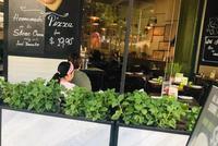 散心?马伊琍离婚后带大女儿游新加坡 现身高档餐厅用餐