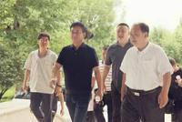 央视主持人朱军近照曝光 穿黑衫发福明显众人陪同参观企业