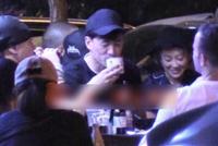 何洁前夫离婚后生活丰富 深夜与一众美女吃饭热聊不断