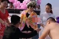 场面豪华!赵本山爱徒小鹏飞包下三艘游艇向丫蛋求婚