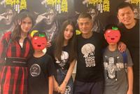 方媛带闺蜜为郭富城演唱会撑场 夫妻俩穿情侣装合影似父女