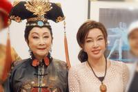 64岁刘晓庆晒与93岁卢燕合照 两代慈禧同框气质出众