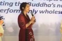 52岁王祖贤近照曝光 穿深红长裙站舞台朗诵经文状态佳