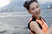 张柏芝救生衣+短裤跳入海中 湿发粘脸上素颜皮肤紧致