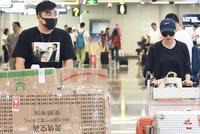 何雯娜梁超宣布订婚后首现身 推两大车行李似搬家