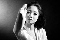 网曝疑似当红流量女星旧写真 敞开衣领不羁用牛奶浇脸