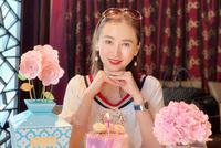翁虹迎51岁生日晒美照 托腮甜笑眉目如画似不会老