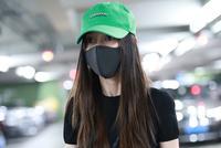 真有情况了?Baby与黄晓明前后到达机场 两人分开走竟不同框