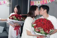 蔡少芬生日张晋送玫瑰朱茵到场 娘娘自曝生完三胎“封肚”