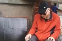 61岁冯小刚接地气坐街边看下棋 坐小板凳笑容满面超悠闲