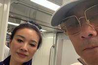 接地气!周立波与妻子坐地铁 自称比打车划算