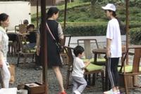 不见黄晓明!Baby素颜便装独自带儿子玩耍低头若有所思