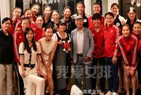 刘嘉玲梁朝伟与中国女排合影 她站C位老公却只能站边上