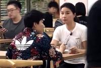 郭晶晶与邓亚萍挤小餐馆约饭 拿手擦汗毫无贵妇包袱