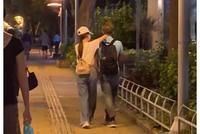 郭富城与小22岁娇妻深夜逛街 手牵手说悄悄话好浪漫!