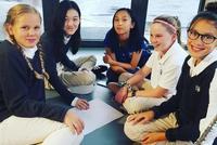 王菲女儿李嫣美照登上贵族学校官网 国外生活充实享受
