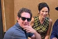 邓文迪素颜在路边喝咖啡 罕见同框新男友笑得腼腆