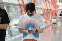 李荣浩与杨丞琳官宣领证后首现身 穿鲜艳潮装低头发消息