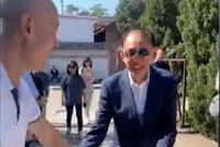 耿直葛大爷又上线!与杨受成玩battle老顽童舞步太魔性