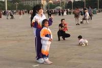 网友偶遇李小璐甜馨游天安门 穿亲子运动服合影超有爱