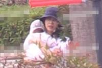 高圆圆再次怀抱女儿现身 Rhea趴妈妈肩膀熟睡十分乖巧