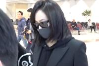 宋茜因吊唁雪莉抵达韩国 墨镜遮面低头疾行眉头紧锁