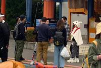 吴亦凡与baby赵今麦披同款兔兔毛毯 东京游乐园录节目
