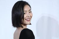 刘雯深V领美背杀姚晨自信撩发 朴树被传离婚后亮相显憔悴