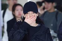 具荷拉从日本返韩吊唁雪莉面容悲痛 曾服药自杀获救
