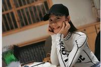 唐菀与曹云金离婚后疑遇新恋情 秀超大钻戒比V满脸甜笑