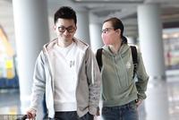 34岁吴敏霞退役后成辣妈 与丈夫挽手亮相有说有笑好甜蜜