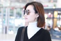 王丽坤被曝领证后架黑超现身 昂首阔步左手中指戒指瞩目
