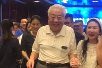 80岁"如来佛祖"朱龙广出席活动 获美女搀扶步伐矫健身体好