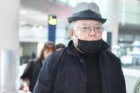 71岁王刚戴毛呢帽略显小 装扮休闲低调依旧有大佬范儿