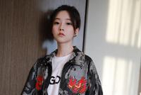 冯提莫背搪瓷缸出街清纯可人 个子一米五却美腿秀不停