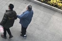 67岁洪金宝外出就餐助理一路搀扶 吃不完打包带回很节俭