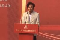 王宝强回老家做活动 一身米色西装显得又黑又瘦还老了不少