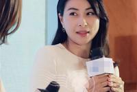 郭晶晶罕见穿高衩裙性感亮相 手戴超大鸽子蛋抢镜
